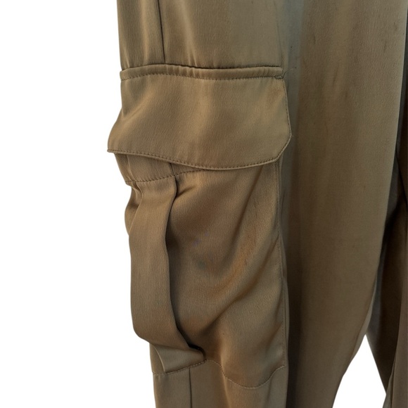 H&M Green Cargo Pants with Relaxed Fit and Jogger Cuffs - Picture 3 of 5